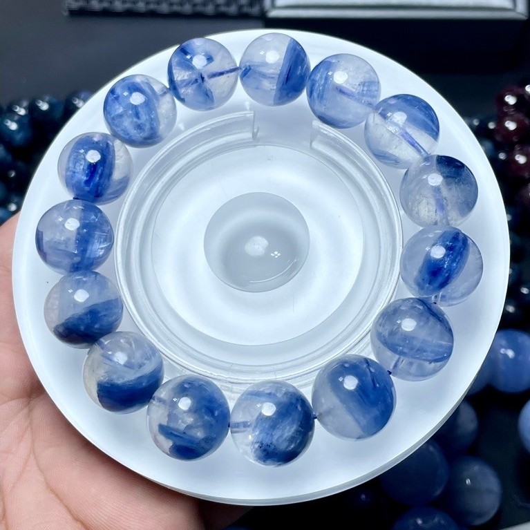 หินไคยาไนต์อินควอตซ์ (Kyanite in Quartz)