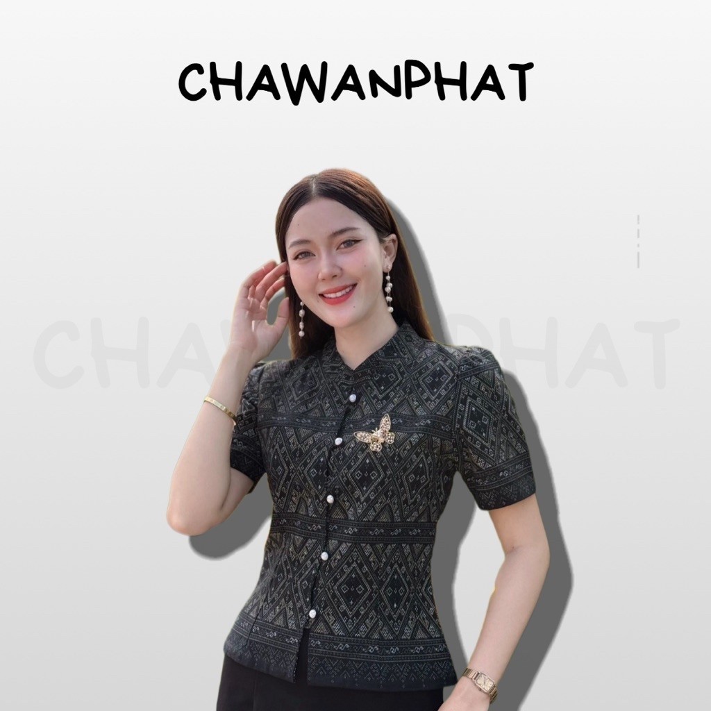 [อก 34-46] 𝙅𝙏 เสื้อคอจีนผ้าฝ้ายพิมพ์ลายไทย สีดำ ทรงจิตรลดา แต่งกระดุมมุก