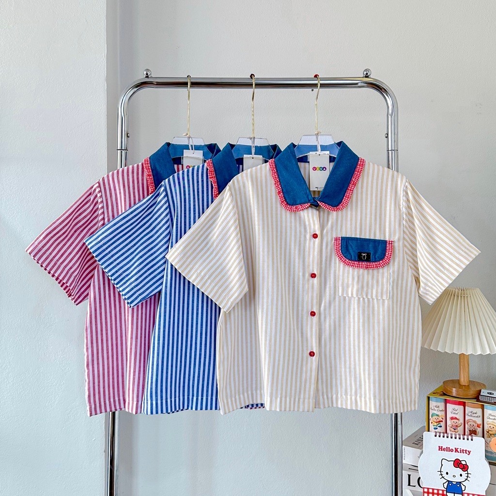 เสื้อเชิ้ตริ้ว ปกยีนส์ระบายสก๊อตแดง แต่งกระเป๋าจริง ติดอะไหล่ปุกปิกที่กระเป๋า