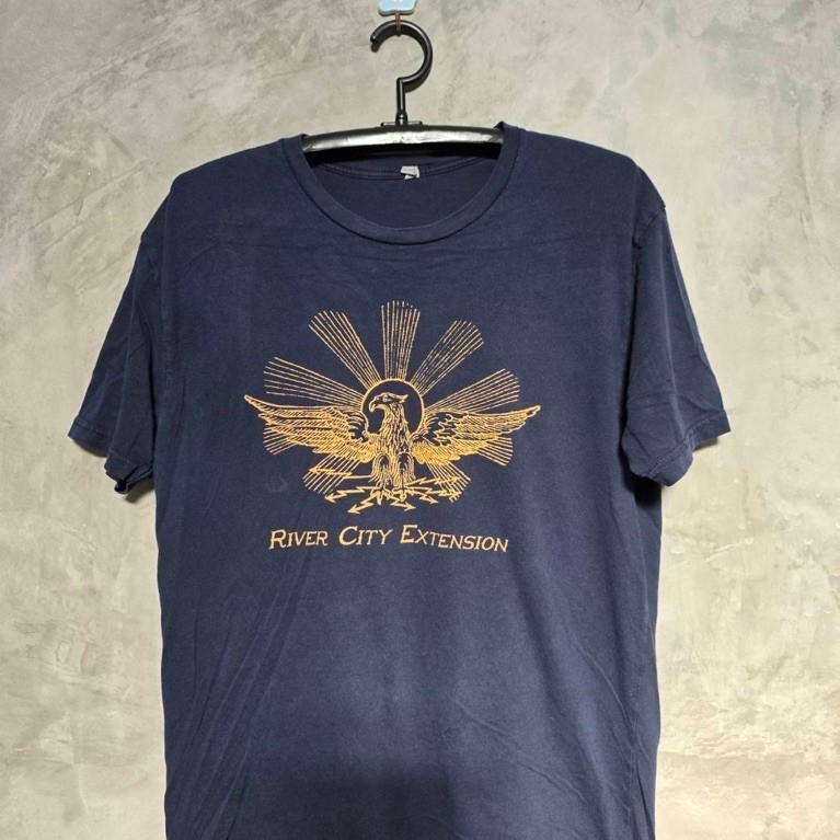 เสื้อยืดมือสอง อก21.5‘ยาว28‘ นกอินทรี River City Extension สีจริงเข้มกว่าในรูป