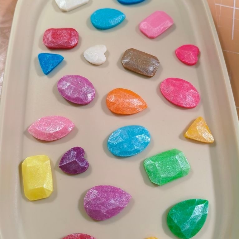 น้ำตาลกัมเพสแต่งเค้กรูปหินเหลี่ยมเพชร20 ชิ้น 50 บาท