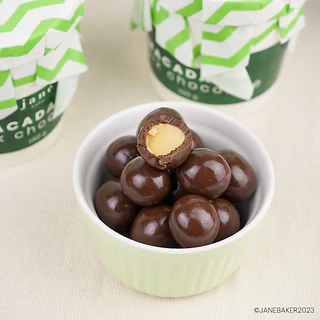 Janebaker แมคคาเดเมียเคลือบดาร์กช็อกโกแลต Macadamia Dark Chocolate