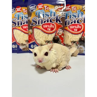 ปลาเส้น TK Fish Snack เสริมโปรตีนและแคลเซี่ยม สำหรับชูการ์ไกรเดอร์ แฮมเตอร์ เม่นแคระ กระรอก สุนัข แมว สัตว์ฟันแทะ