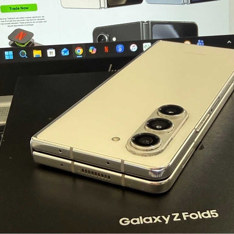 Samsung Galaxy Z Fold5 สีทอง มือสอง เครื่องศูนย์ สภาพสวย 90% แรม12GB รอม512GB  CPU Snapdragon 8 Gen 