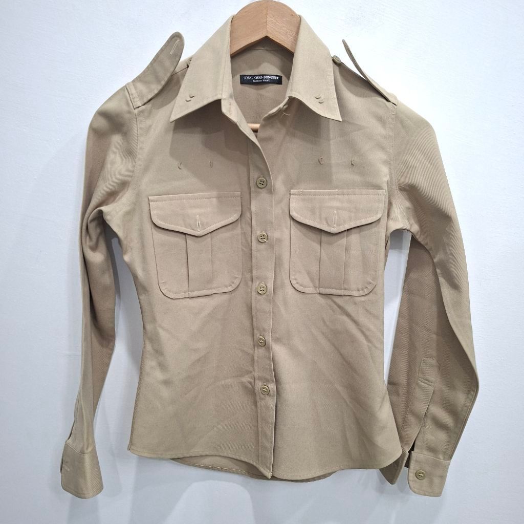 AUG 26/22 เสื้อสีกากี (ญ) อก 32×ย19 นิ้ว มือสอง