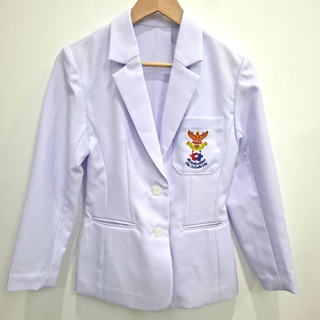 AUG 26/25 เสื้อสูทสีขาว ทางการแพทย์ อก 30×ย23 นิ้ว มือสอง ผ้ายังใหม่