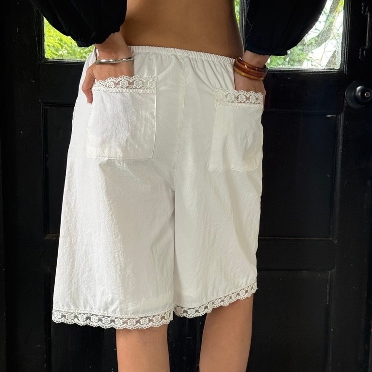 CAMELLIA LACE SHORTS___ALYN.CO( สีดำรอสินค้า 4-5 วันนะค้า)