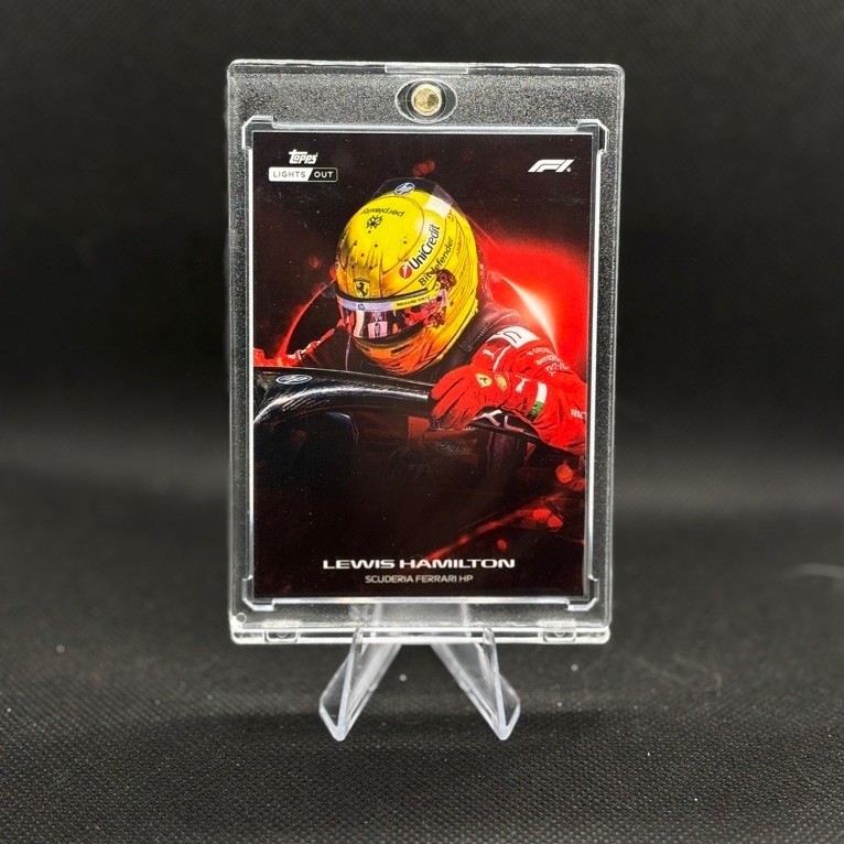 การ์ด f1 Topps Light Out 2026 Lewis Hamilton Helmet