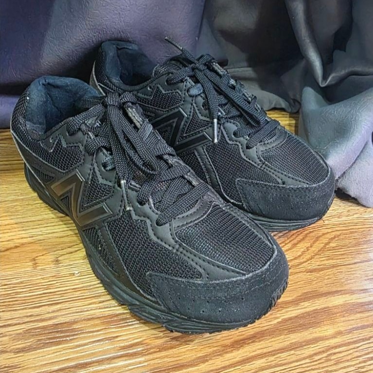 รองเท้าวิ่งผู้หญิง New Balance 480v5 รุ่น W480SK5 สีดำ US7.5 UK5.5 EU38 ยาว 24.5 ซม. ของแท้มือสอง