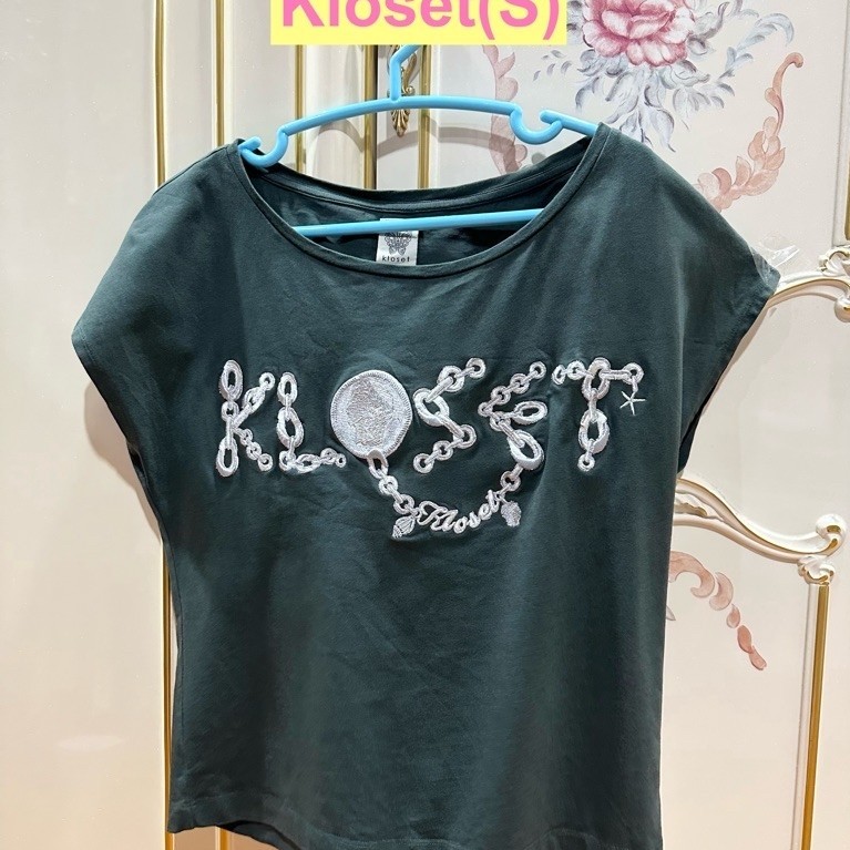 เสื้อKloset ดีเทลปักโลโก้ Klosetตรงอก ผ้าดีทรงสวย ชิคๆค่ะ