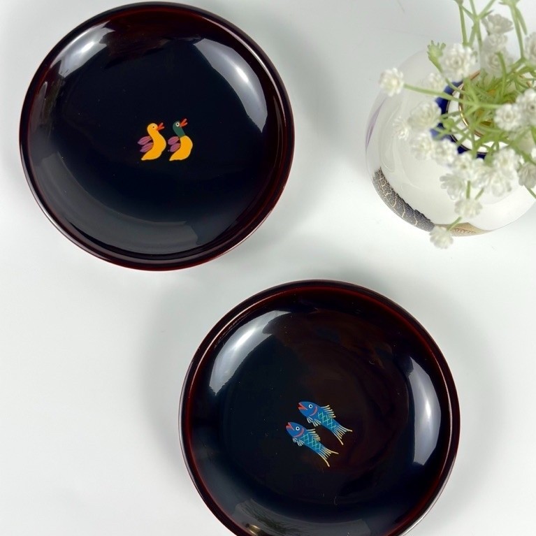 จานไม้ Wajima-Nuri (2 ชิ้น) เคลือบยาง Urushi ธรรมชาติแดงเข้มอำพัน ลาย “เป็ด & ปลา”