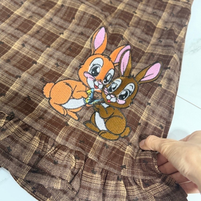 (ปกติ เสื้อยาว 17“ กระโปรง16”) ชุดยีนส์ ชุดเซตกระโปรง เสื่อยีนส์+กระโปรง ลายสก็อต ปักกระต่าย งานป้าย chalita รูปที่ 2