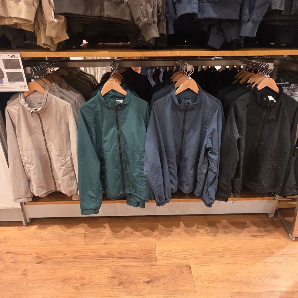 รับหิ้วของแท้ Uniqlo Windproof Stand Blouson ของหนุ่มๆ ใส่ออกแดดลุยน้ำลุยป่าได้