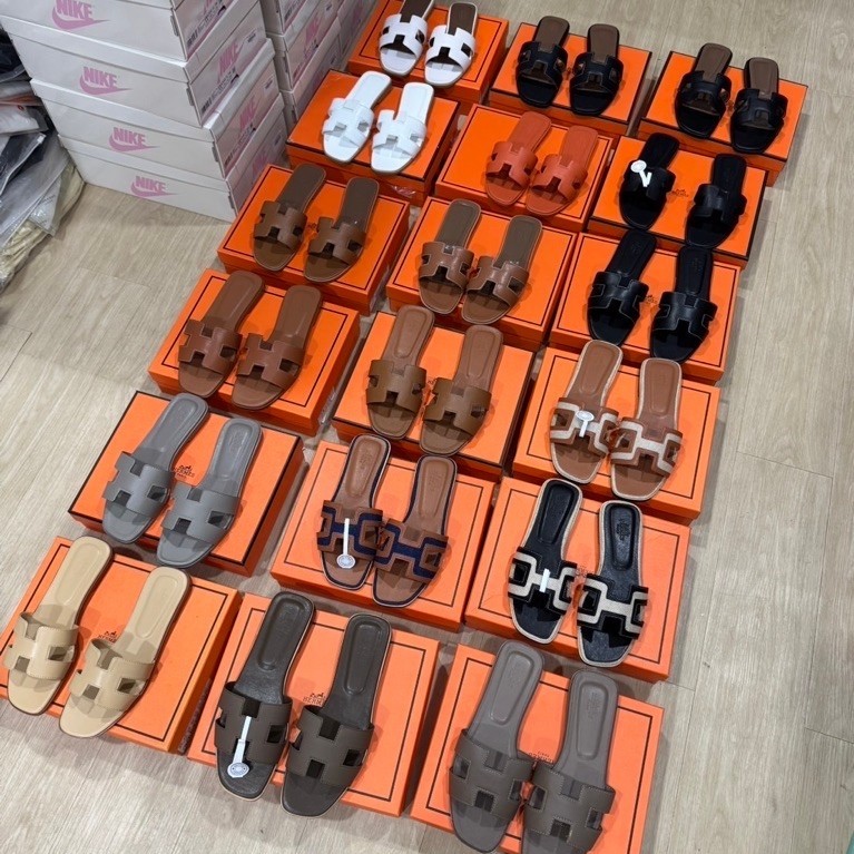 พร้อมกล่องอุปกรณ์📦✅🚛รองเท้าแตะมี36—42 ถ่ายจากงานจริงสวยเหมือนในรูป รบกวนทักก่อนสั่งซื้อนะคะ📩✅🙏🏻