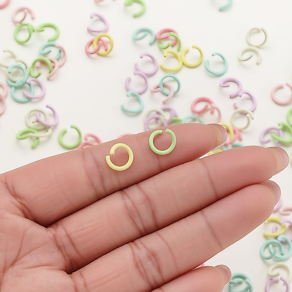 St. kunkka 100 ชิ้นสเปรย์ม้วนเหล็ก Macaron สีเปิดแหวนหลายขนาดสีเปิดแหวน DIY สร้อยข้อมือสร้อยคอเครื่องประดับการเชื่อมต่ออุปกรณ์เสริม — صورة 4