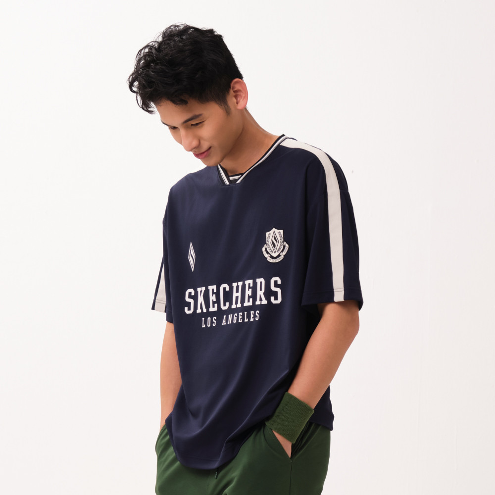 Skechers สเก็ตเชอร์ส เสื้อยืดแขนสั้นผู้ชาย Men Game On Iconic Short Sleeve Tee - SL126M213-002Z — صورة 3