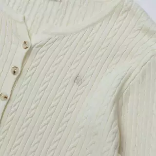 avo Payson soft cardigan คาร์ดิแกนไหมพรมแขนยาว รุ่นนี้จะมีดีเทลคอวีนิดๆ ทำให้ดูไม่ตันจนเกินไป
