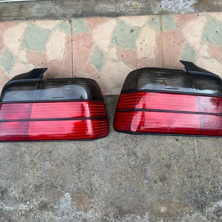 ไฟท้าย BMW E36 (โคมดำ-แดง แต่งลายเกล็ดปลา)