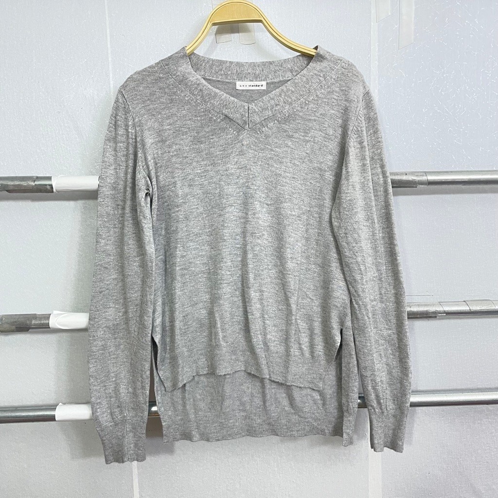 รหัส 2513 ตำหนิ เสื้อสเวตเตอร์ไหมพรมแขนยาวสีเทาจากแบรนด์ญี่ปุ่น a.v.v standard ในเครือ ITOKIN Corpor