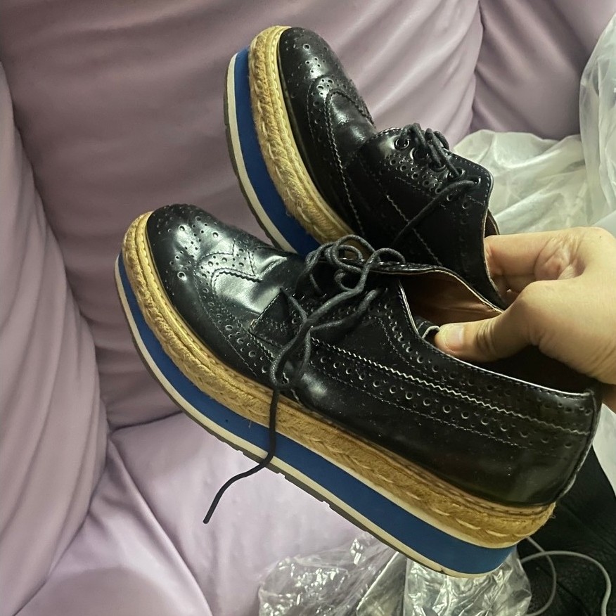 รองเท้า prada มือสอง