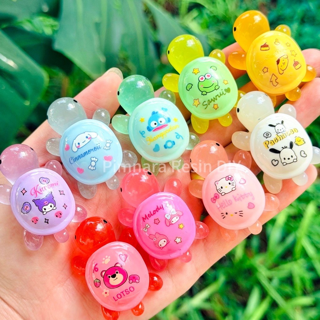 [9ชิ้น/ครบสี] เรซิ่น เต่าใหญ่เรืองแสง ขนาด 4.6 cm. สำหรับงานDIY มี 9 สี หลังเต่าลายการ์ตูนเหมาะสำหรับงานDIY