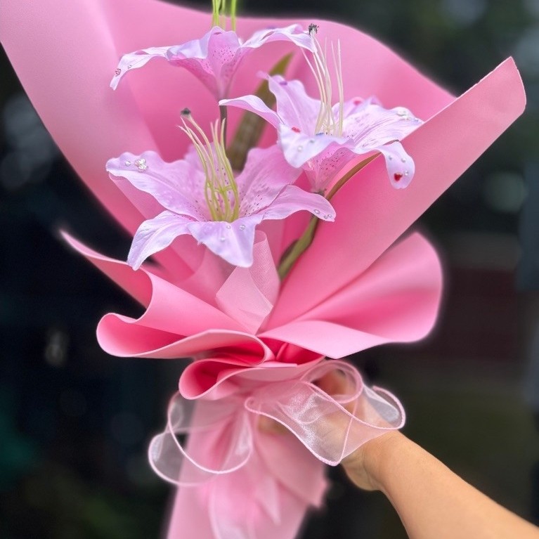 (ส่งด่วน)ช่อลิลลี่ประดิษฐ์ชมพูหวาน3ดอก ติดเพชร ห่อโฟม