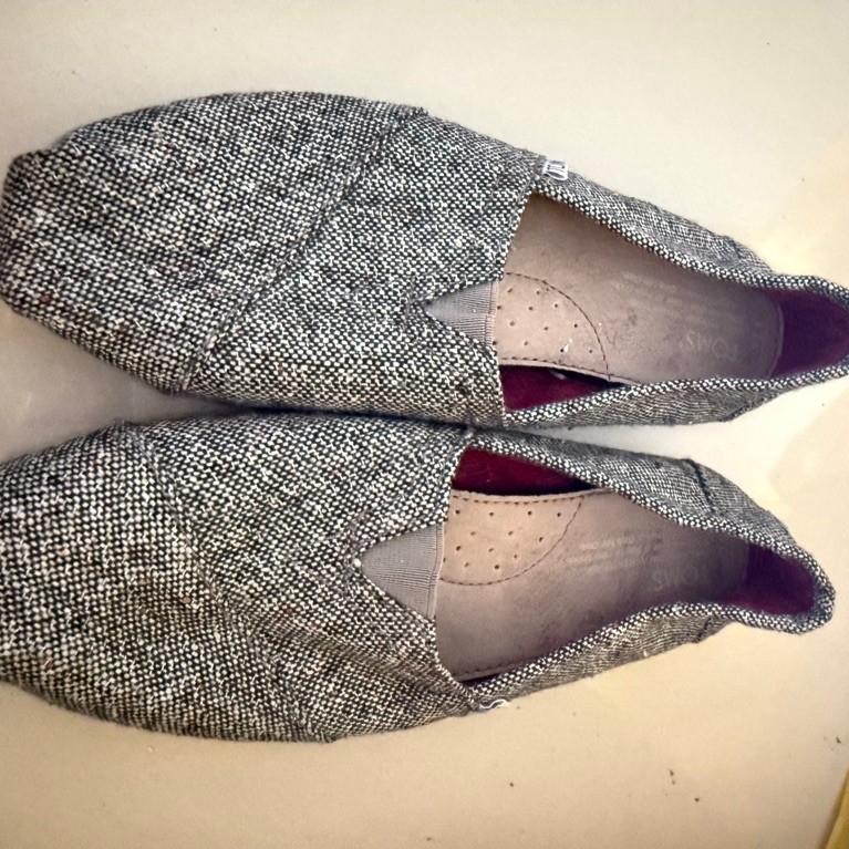 รองเท้ามือสอง Toms ของแท้