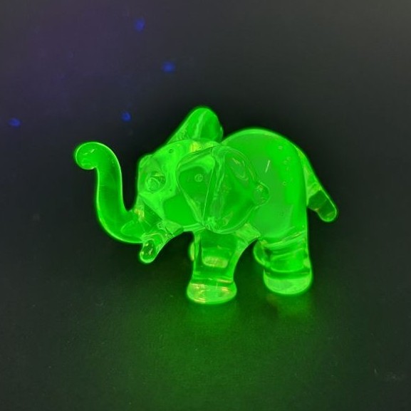 ช้างแก้วยูเรเนียม งานเป่าแก้วด้วยมือ Uranium Glass Elephant เรืองแสง UV 365/395nm ของสะสม