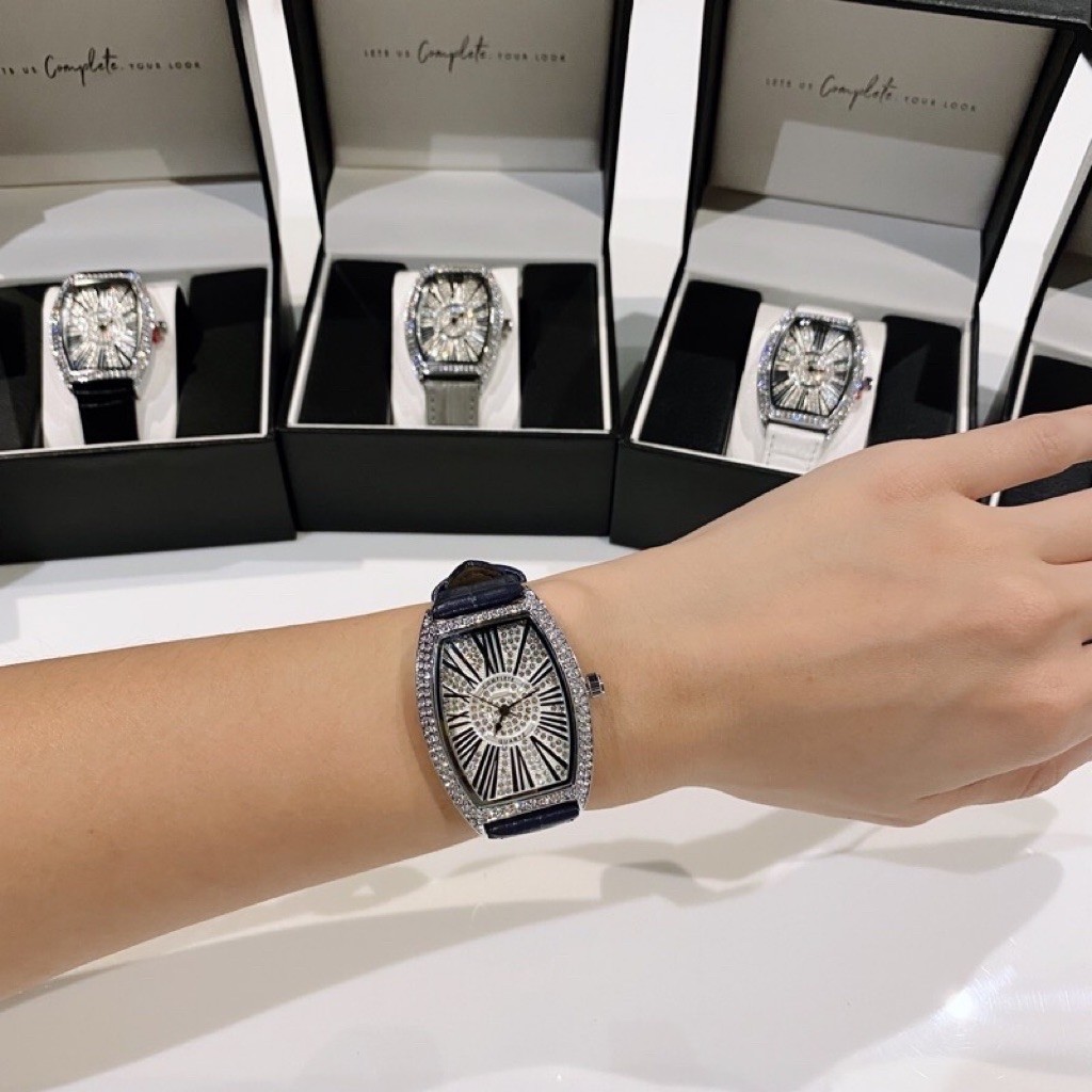 ส่งต่อนาฬิกา ovel watch แบรนด์ complete.look สีดำ สภาพดี