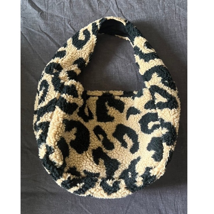 ส่งต่อ FLUFFY LEOPARD Halfmoon Bag🇯🇵💯