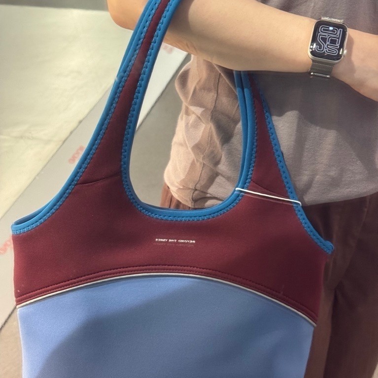 Beyond the Vines BTV small stretch Studio Tote กระเป๋า สะพายข้าง รุ่นเล็กนะคะ
