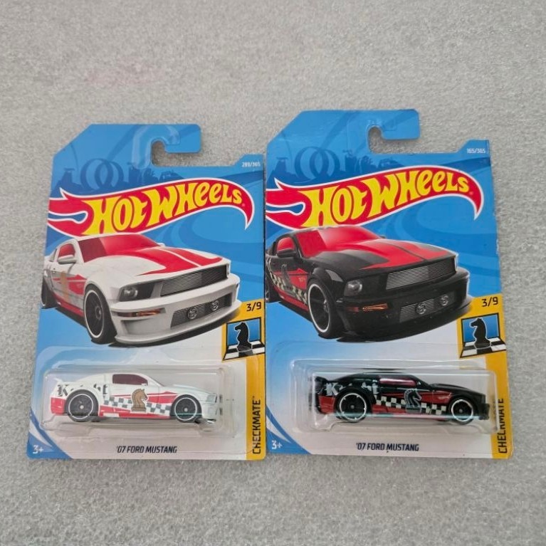 Hotwheels 07 ford mustang