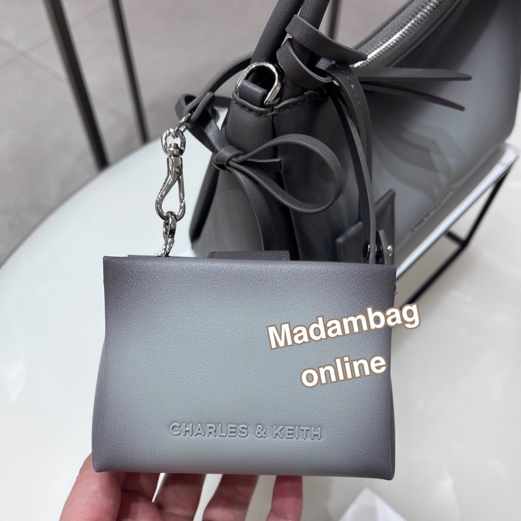 𝗖𝗛𝗔𝗥𝗟𝗘𝗦 & 𝗞𝗘𝗜𝗧𝗛 Bosie Top Handle Pouch กระเป๋าสะพายข้างใบเล็ก กระเป๋าใส่บัตร samsung filp แท้จากช็อป