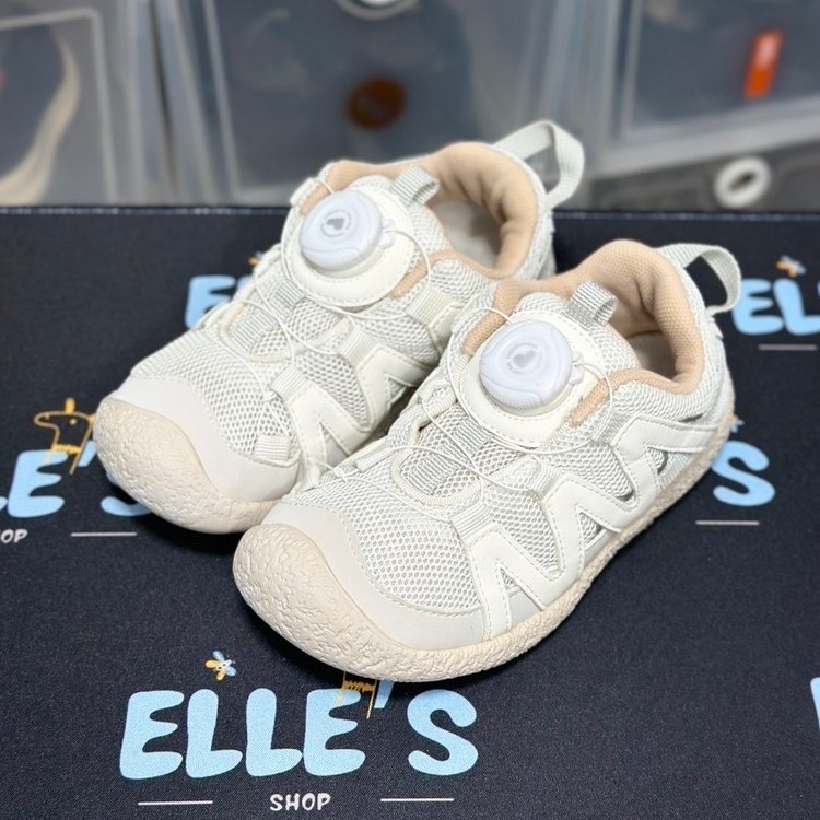 Littlebluelamb : Size UK10/EU28 แนะนำเท้า 16.6 - 17.4 ซม. (มือสอง : สภาพใช้งานทั่วไป พื้นเต็ม ไม่มีก