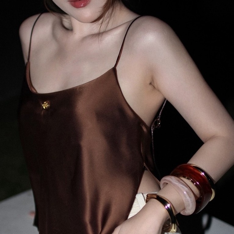 Apisara : BETTIE  b a s i c   s a t i n ( พร้อมส่งครบสี ) / นางแบบอก 32 ใส่ S