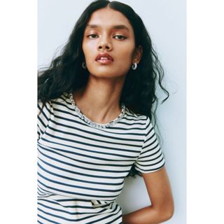 H&M(เอชแอนด์เอ็ม) เสื้อยืดประดับคริสตัล ผู้หญิง 1300622_1