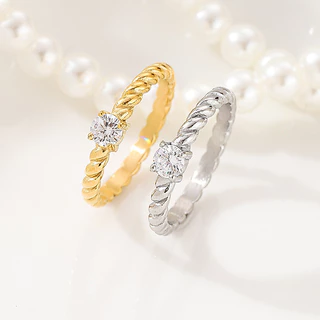 สแตนเลส Twisted Pattern Zirconia แหวนหินสําหรับผู้หญิง Non Tarnish Gold Plated Hypoallergenic Minimalist ข้อเสนอแหวนแต่งงาน
