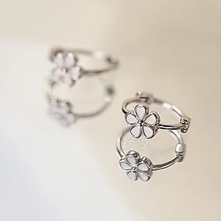 Jinjoo ต่างหูดอกไม้ รุ่น Daisy Hug ดีไซน์ดอกไม้สีขาว โซคิ้ว ขนาด 9 mm.