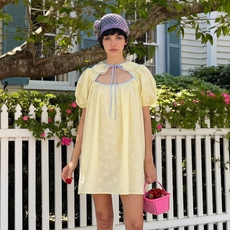 Tohns Flower Collar Dress สีเหลืองอ่อน เดรสสั้นปกคอรูปดอกไม้และสายผูกโบว์ ดีไซน์ทรงหลวมใส่สบาย ผลิตจากผ้า Seersucker
