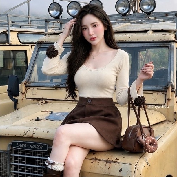 N21 เซต2ชิ้นป้ายThanyathep เสื้อเข้า คอยู สีชมพูกะปิแต่งปลายแขนดอกไม้ +กระโปรงสั้น
