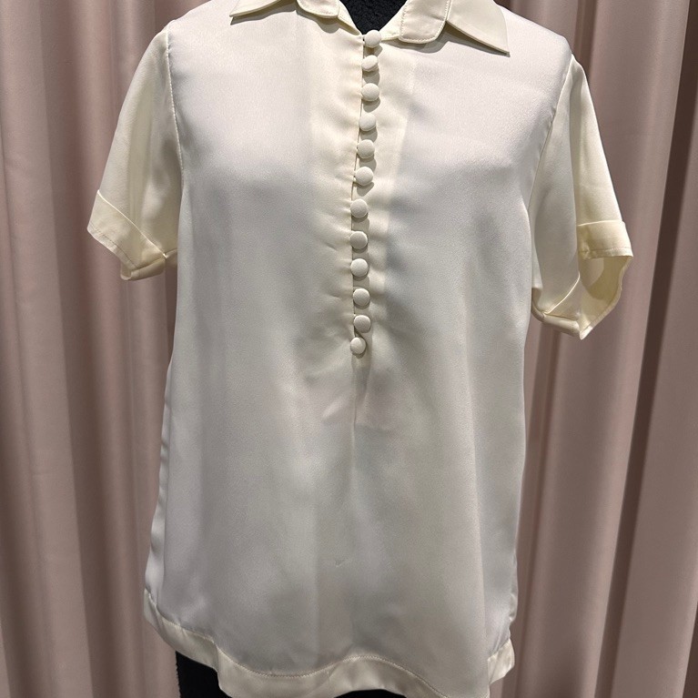 เสื้อเชิ้ตผ้าซาติน Rally Movement (RM) สีครีม ดีไซน์กระดุมผ้าปั๊มเรียงหรู (ไหล่ 14" อก 35")