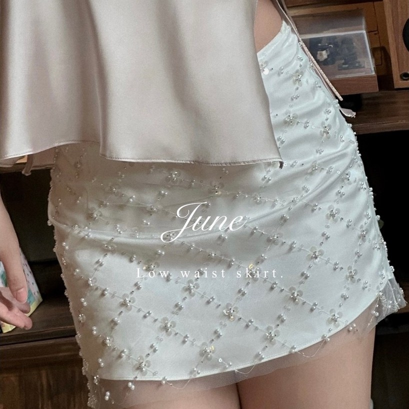 Apisara : JUNE Sequint low waist. เอวต่ำล่างสะดือ / นางแบบใส่ S ( พรี 10-15 วัน )