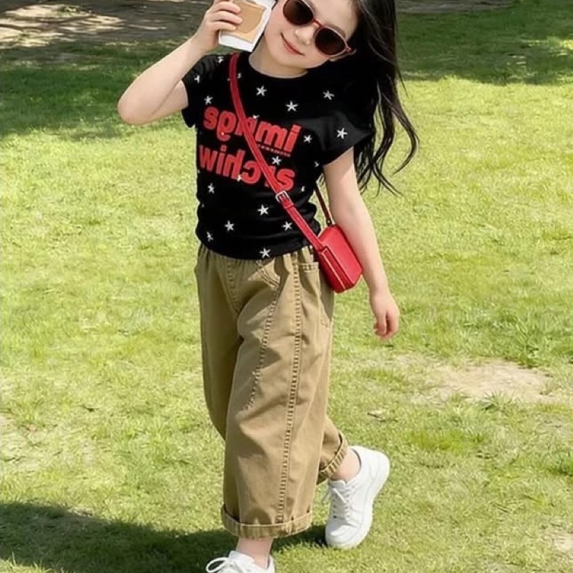 [Namsaii kids] พร้อมส่ง ชุดเซท2ชิ้น ชุดเด็กผู้หญิง เสื้อยืดลายดาว+ตัวอักษร สีดำ + กางเกงขาบานทรงหลวม สีคากิ สไตล์เกาหลี