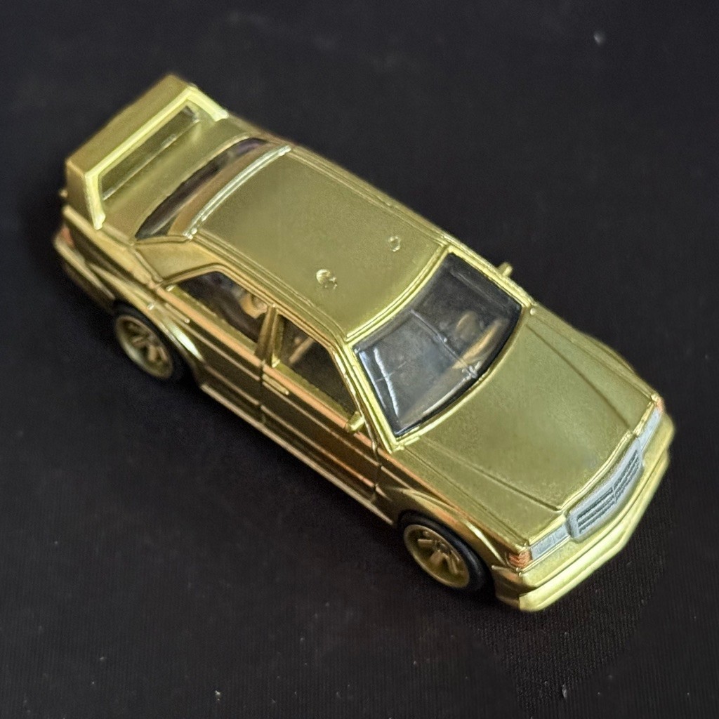 Hot Wheels Premium  Mercede-Benz 190 E CHASE 0/5 Gold 2026 ขนาด 1:64  นอกแพ็ค สภาพ90% ตำหนิหลังคา