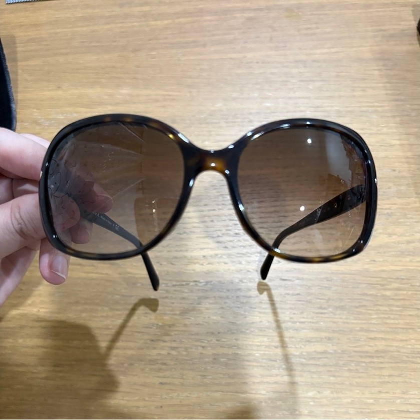 ส่งต่อ 🕶️ แว่นกันแดด Prada สภาพดี มือสอง มีอุปกรณ์ ขอคนหน้าเล็กนะคะ