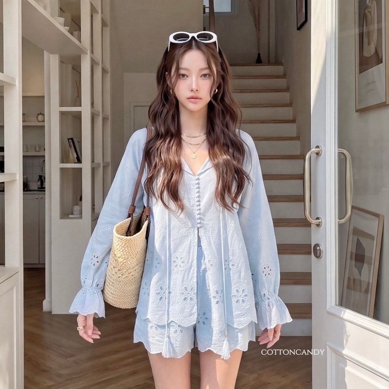 เซ็ต 2ชิ้น เสื้อเชิ้ตฉลุลายลูกไม้แขนยาว + กางเกงขาสั้นปักฉลุเข้าเซ็ต