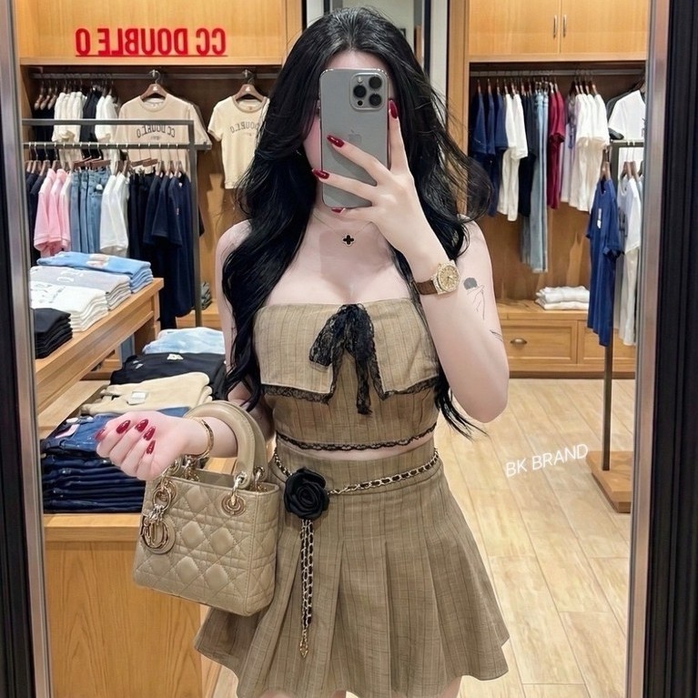 งานเซต2ชิ้น เกาะอกแต่งลูกไม้ งานเสริมฟองน้ำสม็อคหลังมีซิปข้าง มาพร้อมกระโปรงจีบดึงยางหลังซิปข้าง มีซับใน แถมเข็มขัด
