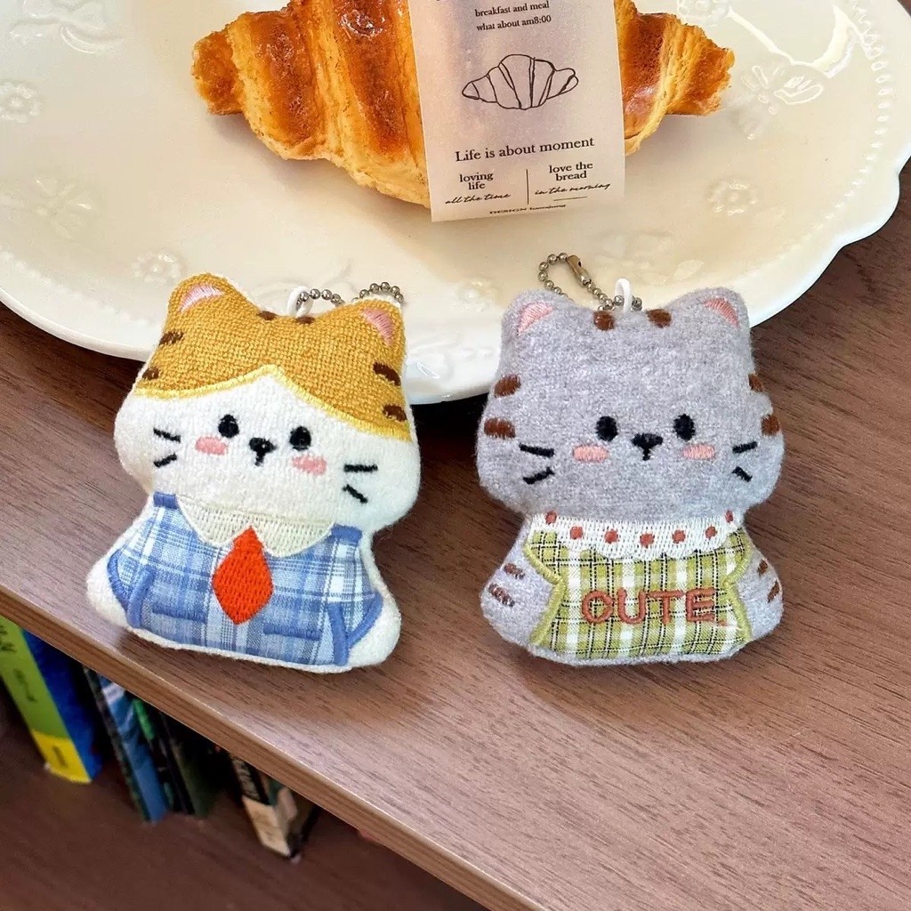 ร้านไทยพร้อมส่ง! พวงกุญแจตุ๊กตา ที่แขวนกระเป๋า ที่แขวนแอร์พอต ของขวัญปัจฉิม เป็นพวงกุญแจ ลายแมว
