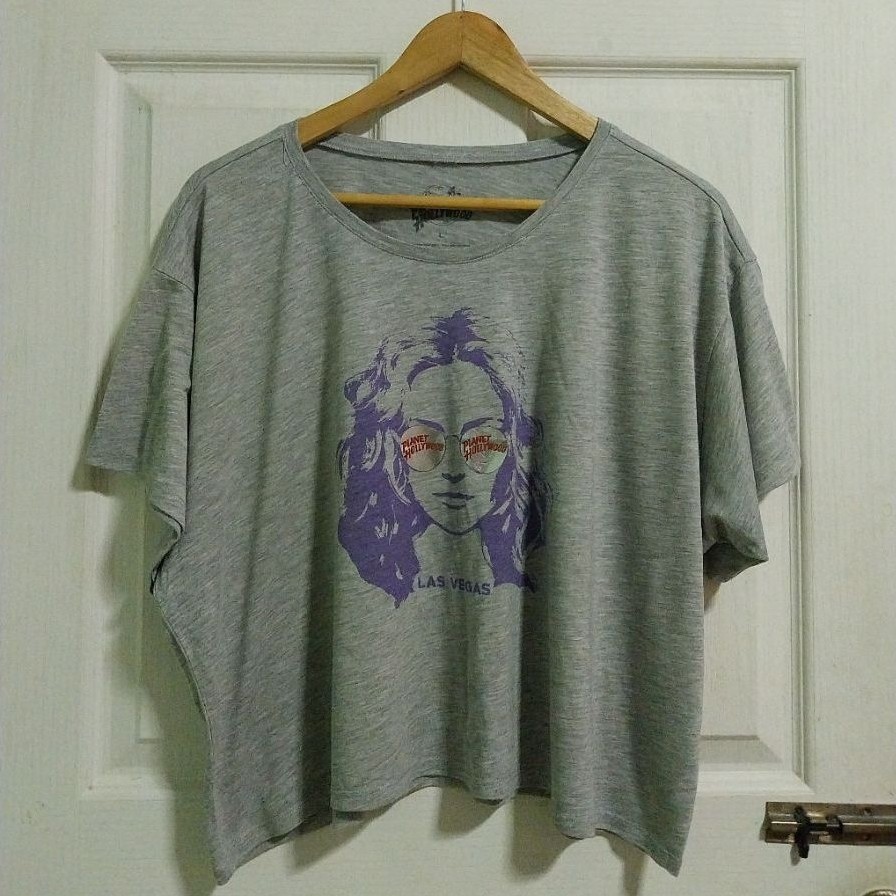 เสื้อยืดทรงครอปสกีนลายแบรนด์ Planet Hollywood