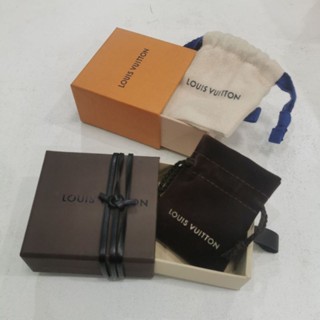 กล่องพร้อมถุงจิลเวอรี่ Louis Vuitton​